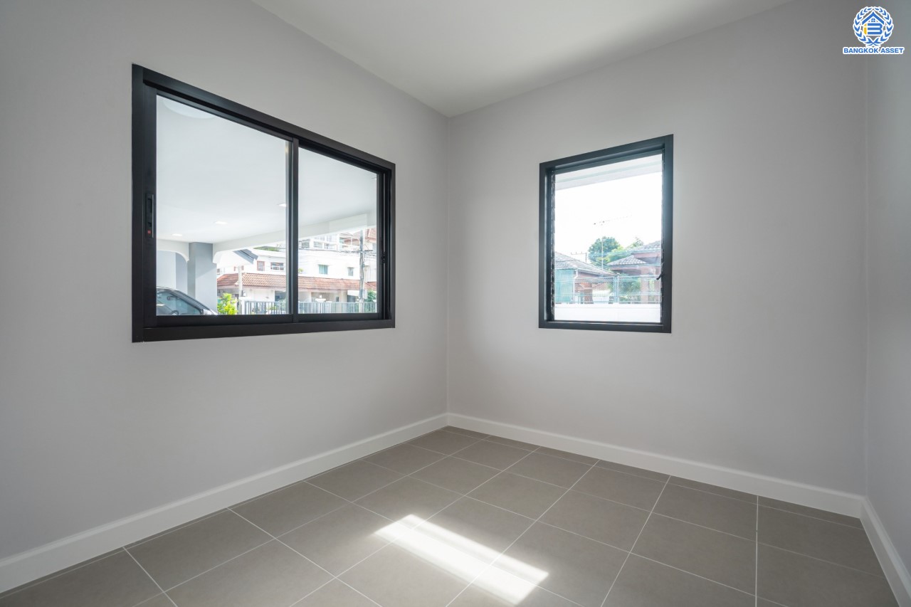 บ้านมือสองตกแต่งใหม่ ม.เมืองเอกประจิม พหลโยธิน87 ตกแต่งครบทุกฟังก์ชัน เนื้อที่ 200 ตร.ว. 3 ห้องนอน 5 ห้องน้ำ 1 ห้องรับรอง จอดรถได้ 3 คัน เชื่อมต่อทุกการเดินทาง ใกล้รถไฟฟ้าสายสีแดง "สถานีหลักหก"และทางด่วน "ศรีสมาน"